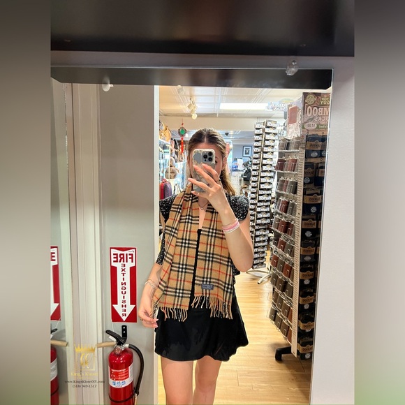 Burberrys scarf - Picture 7 of 8